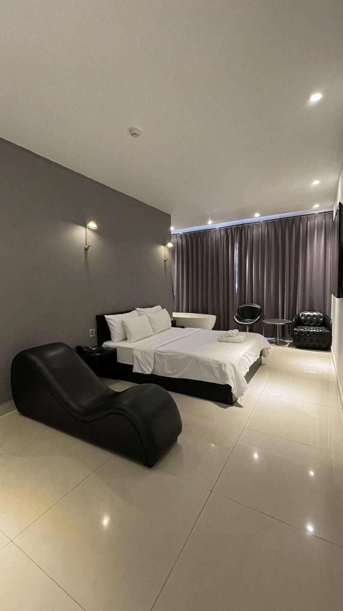 A In Hotel Riverside Хошимин Экстерьер фото